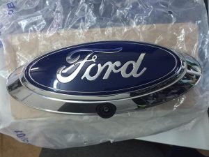 Logo tích hợp camera lùi Ford Ranger