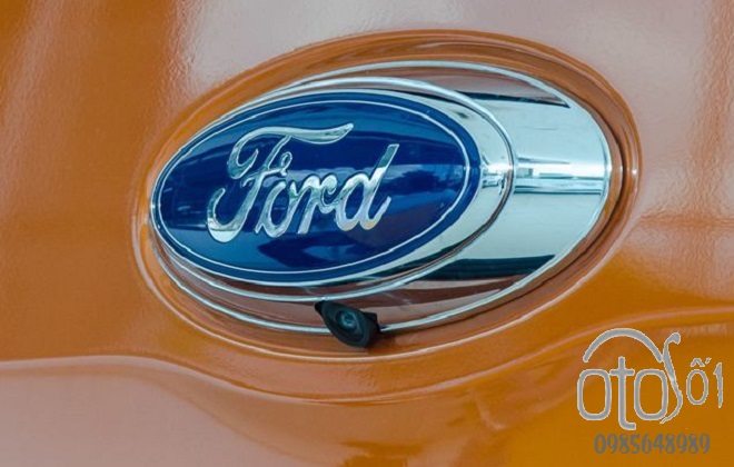 Logo tích hợp Camera lùi Ford Ranger - otoso1