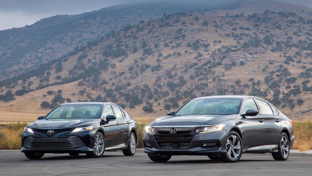 Chọn Honda Accord 2019 sắp về hay Toyota Camry?