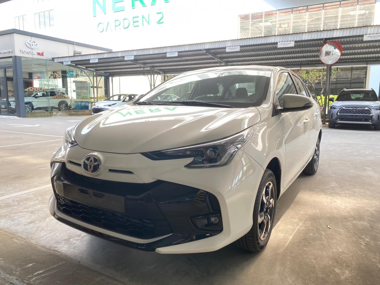 Những chiếc Toyota Vios 2023 đầu tiên bày sẵn ở đại lý, bản G CVT nhiều nâng cấp