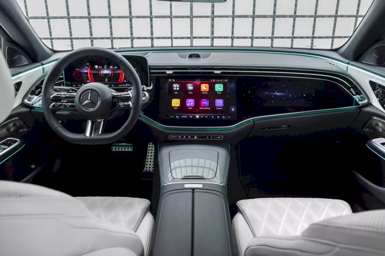 Cận cảnh Mercedes-Benz E-Class 2024 thế hệ mới ra mắt