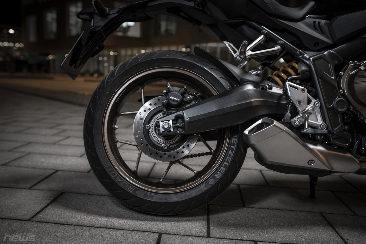 Honda CB650R 2021 – chạy “sướng” hơn bạn nghĩ