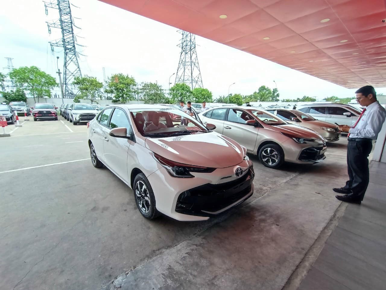 Những chiếc Toyota Vios 2023 đầu tiên bày sẵn ở đại lý, bản G CVT nhiều nâng cấp