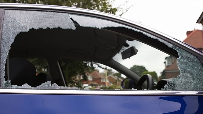 Làm sao để tránh bị trộm đập cửa kính ôtô lấy đồ?