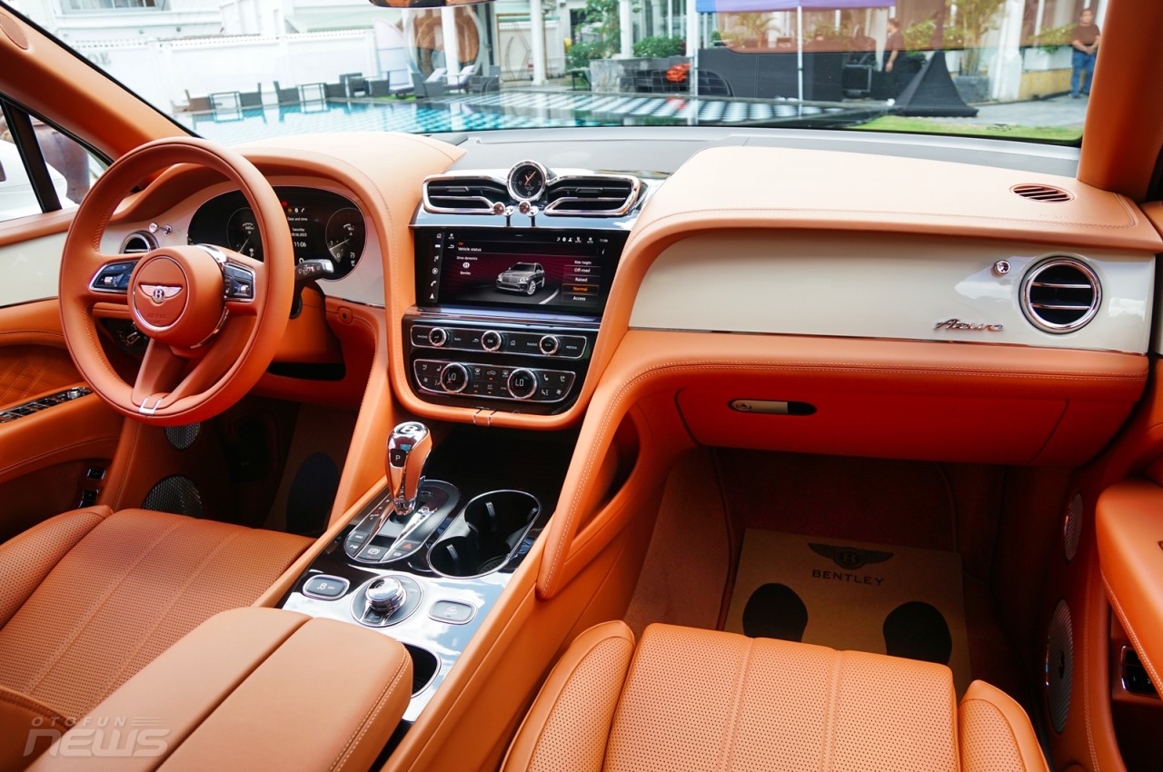 Xe siêu sang Bentley Bentayga EWB Azure 2023 ra mắt với giá gần 21 tỷ đồng