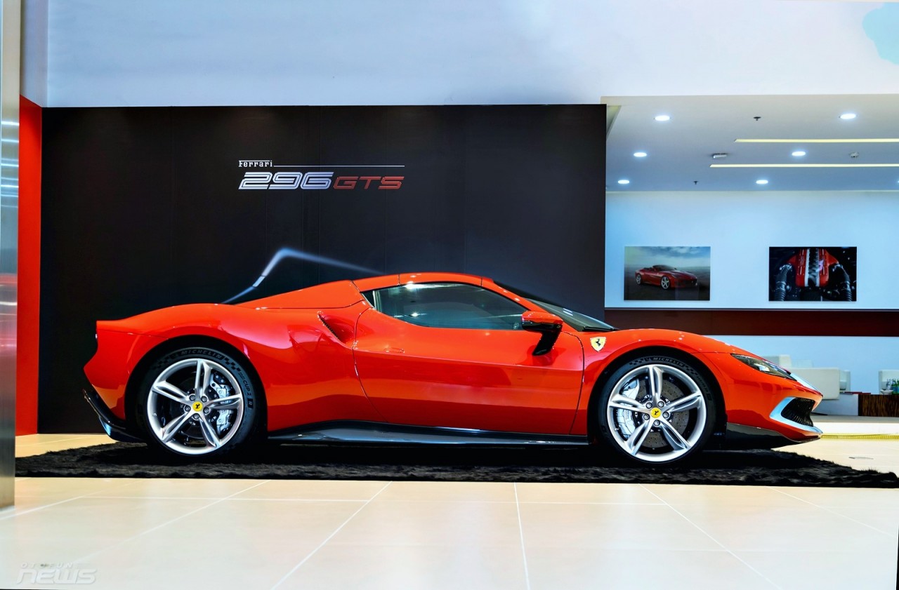 Ferrari 296 GTS có mặt tại Việt Nam, giá từ 23 tỷ đồng