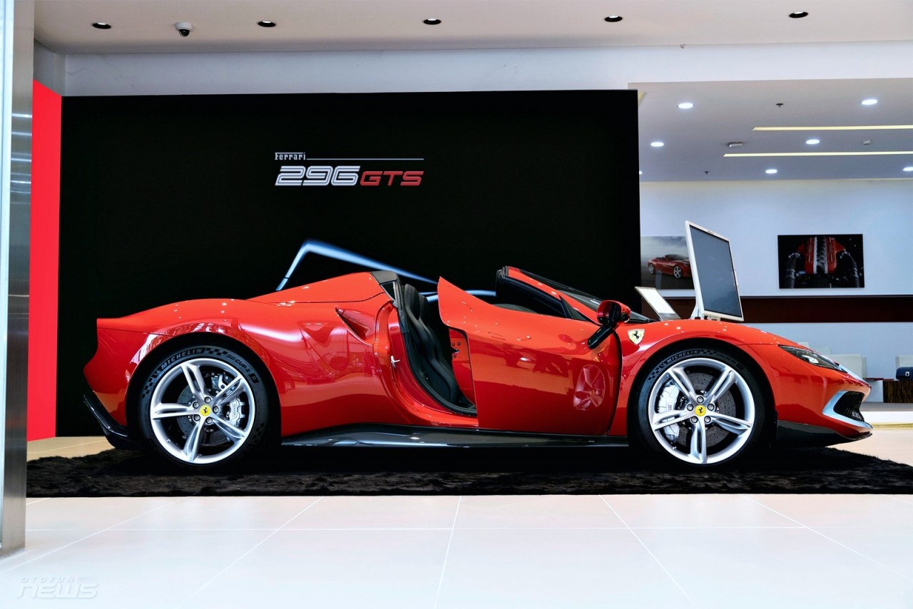 Ferrari 296 GTS có mặt tại Việt Nam, giá từ 23 tỷ đồng