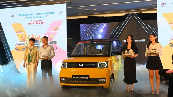 Khách hàng đầu tiên mua Wuling HongGuang Mini EV: Mua xe dạo phố, đón con cho tiện