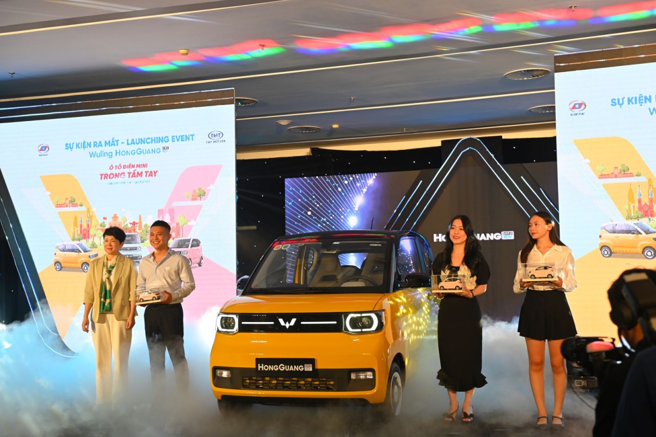 Khách hàng nữ đầu tiên chốt Wuling HongGuang Mini EV: "Tôi mua xe để đi dạo phố, đón hai con cho tiện"